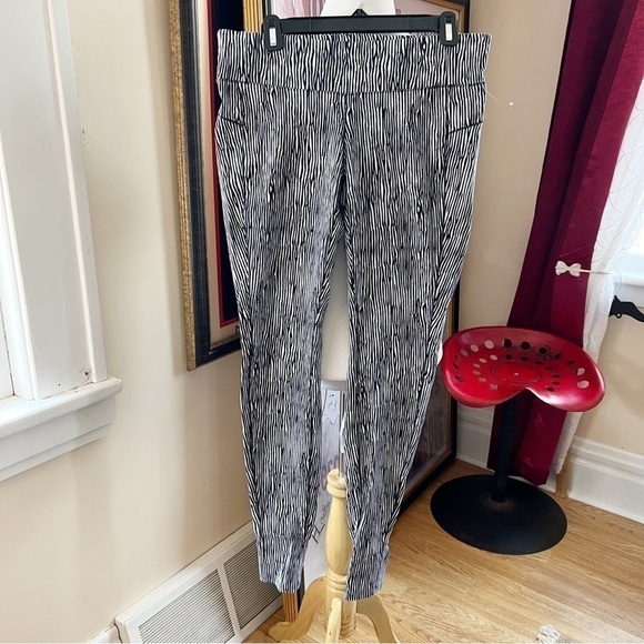 NEW BALANCE White and Black Zebra Women’s Studio Yoga Pant Tights Size Large - Picture 1 of 11